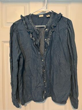 Levi’s Chambray Button Down